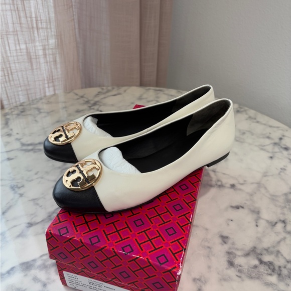 Elegant White and Black Flats with Gold Accent - Picture 3 of 5